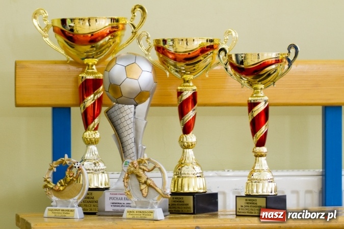 Zdjęcie w galerii na portalu naszraciborz.pl: I Memoriał im. Jana Staniendy w halowej piłce nożnej. Sędziowie podokręgu Racibórz z pucharem wiadomości z regionu
