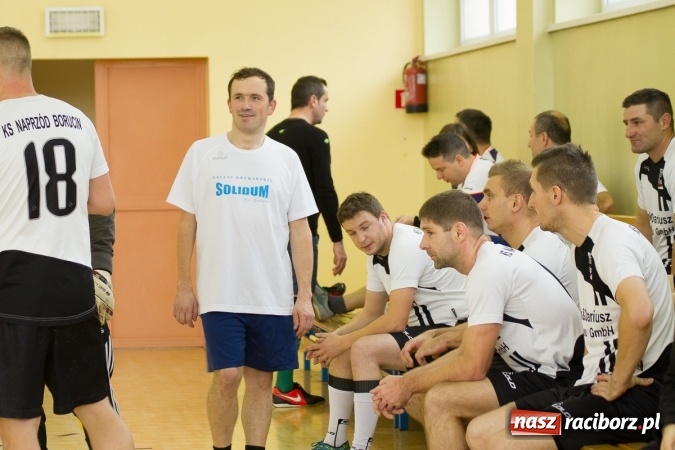 Zdjęcie w galerii na portalu naszraciborz.pl: I Memoriał im. Jana Staniendy w halowej piłce nożnej. Sędziowie podokręgu Racibórz z pucharem wiadomości z regionu