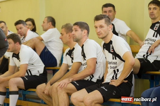 Zdjęcie w galerii na portalu naszraciborz.pl: I Memoriał im. Jana Staniendy w halowej piłce nożnej. Sędziowie podokręgu Racibórz z pucharem wiadomości z regionu