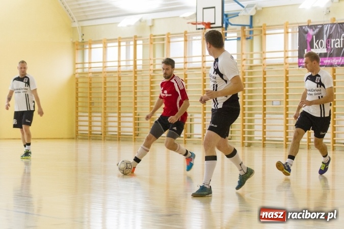 Zdjęcie w galerii na portalu naszraciborz.pl: I Memoriał im. Jana Staniendy w halowej piłce nożnej. Sędziowie podokręgu Racibórz z pucharem wiadomości z regionu