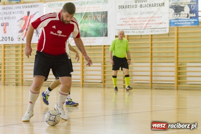 Zdjęcie w galerii na portalu naszraciborz.pl: I Memoriał im. Jana Staniendy w halowej piłce nożnej. Sędziowie podokręgu Racibórz z pucharem wiadomości z regionu