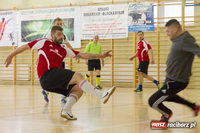 Zdjęcie w galerii na portalu naszraciborz.pl: I Memoriał im. Jana Staniendy w halowej piłce nożnej. Sędziowie podokręgu Racibórz z pucharem wiadomości z regionu
