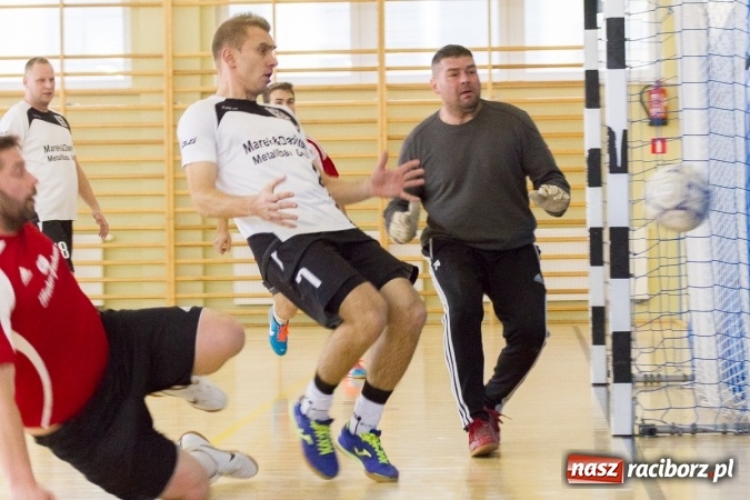 Zdjęcie w galerii na portalu naszraciborz.pl: I Memoriał im. Jana Staniendy w halowej piłce nożnej. Sędziowie podokręgu Racibórz z pucharem wiadomości z regionu