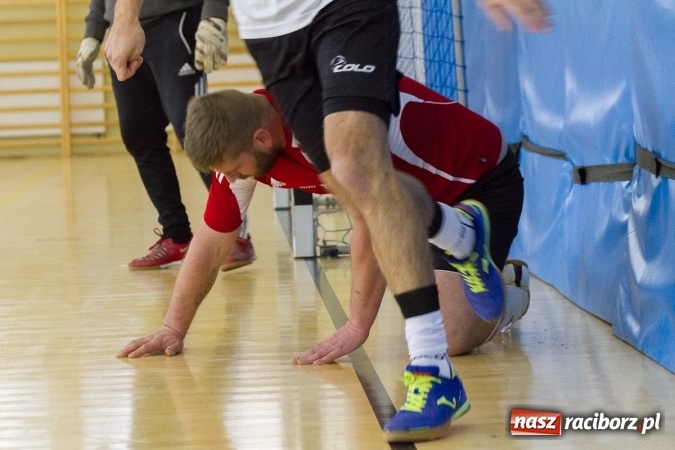 Zdjęcie w galerii na portalu naszraciborz.pl: I Memoriał im. Jana Staniendy w halowej piłce nożnej. Sędziowie podokręgu Racibórz z pucharem wiadomości z regionu