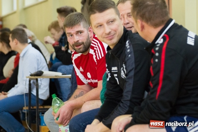 Zdjęcie w galerii na portalu naszraciborz.pl: I Memoriał im. Jana Staniendy w halowej piłce nożnej. Sędziowie podokręgu Racibórz z pucharem wiadomości z regionu
