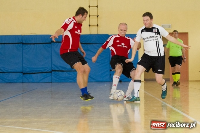 Zdjęcie w galerii na portalu naszraciborz.pl: I Memoriał im. Jana Staniendy w halowej piłce nożnej. Sędziowie podokręgu Racibórz z pucharem wiadomości z regionu