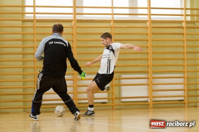 Zdjęcie w galerii na portalu naszraciborz.pl: I Memoriał im. Jana Staniendy w halowej piłce nożnej. Sędziowie podokręgu Racibórz z pucharem wiadomości z regionu