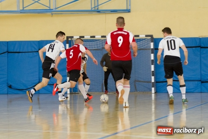 Zdjęcie w galerii na portalu naszraciborz.pl: I Memoriał im. Jana Staniendy w halowej piłce nożnej. Sędziowie podokręgu Racibórz z pucharem wiadomości z regionu