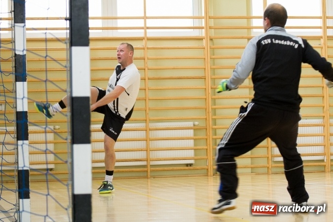 Zdjęcie w galerii na portalu naszraciborz.pl: I Memoriał im. Jana Staniendy w halowej piłce nożnej. Sędziowie podokręgu Racibórz z pucharem wiadomości z regionu