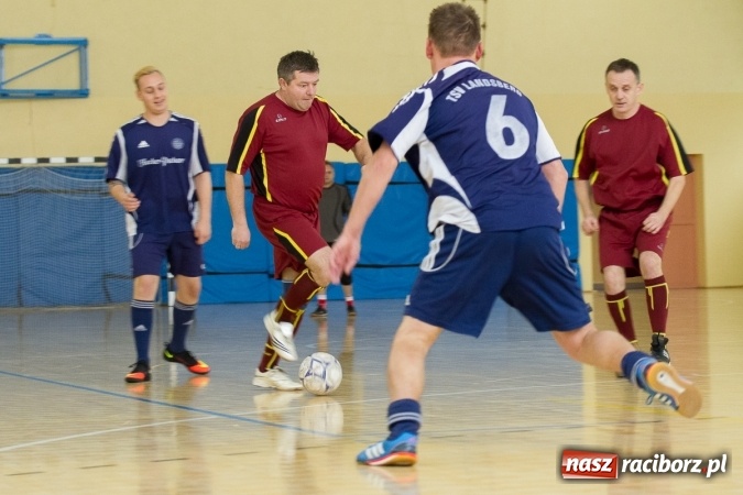 Zdjęcie w galerii na portalu naszraciborz.pl: I Memoriał im. Jana Staniendy w halowej piłce nożnej. Sędziowie podokręgu Racibórz z pucharem wiadomości z regionu