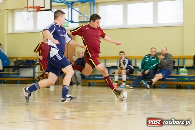 Zdjęcie w galerii na portalu naszraciborz.pl: I Memoriał im. Jana Staniendy w halowej piłce nożnej. Sędziowie podokręgu Racibórz z pucharem wiadomości z regionu