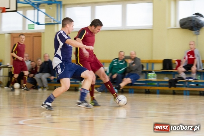 Zdjęcie w galerii na portalu naszraciborz.pl: I Memoriał im. Jana Staniendy w halowej piłce nożnej. Sędziowie podokręgu Racibórz z pucharem wiadomości z regionu