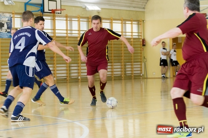 Zdjęcie w galerii na portalu naszraciborz.pl: I Memoriał im. Jana Staniendy w halowej piłce nożnej. Sędziowie podokręgu Racibórz z pucharem wiadomości z regionu