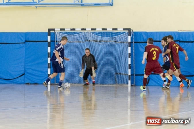 Zdjęcie w galerii na portalu naszraciborz.pl: I Memoriał im. Jana Staniendy w halowej piłce nożnej. Sędziowie podokręgu Racibórz z pucharem wiadomości z regionu