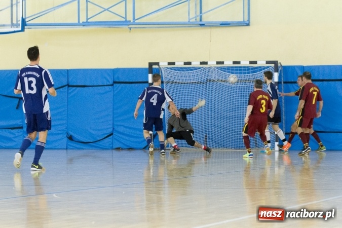Zdjęcie w galerii na portalu naszraciborz.pl: I Memoriał im. Jana Staniendy w halowej piłce nożnej. Sędziowie podokręgu Racibórz z pucharem wiadomości z regionu