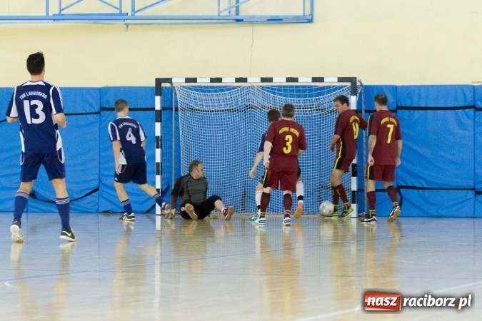 Zdjęcie w galerii na portalu naszraciborz.pl: I Memoriał im. Jana Staniendy w halowej piłce nożnej. Sędziowie podokręgu Racibórz z pucharem wiadomości z regionu