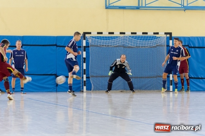 Zdjęcie w galerii na portalu naszraciborz.pl: I Memoriał im. Jana Staniendy w halowej piłce nożnej. Sędziowie podokręgu Racibórz z pucharem wiadomości z regionu