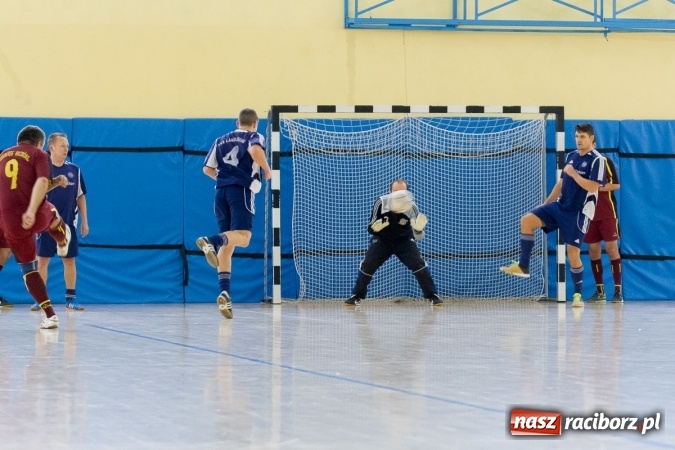 Zdjęcie w galerii na portalu naszraciborz.pl: I Memoriał im. Jana Staniendy w halowej piłce nożnej. Sędziowie podokręgu Racibórz z pucharem wiadomości z regionu