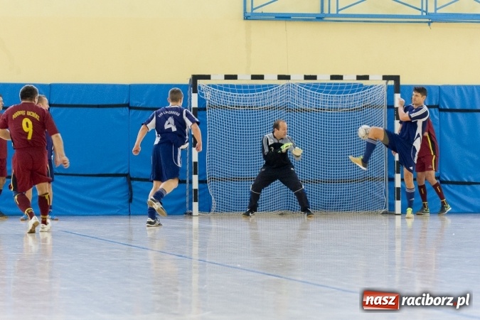 Zdjęcie w galerii na portalu naszraciborz.pl: I Memoriał im. Jana Staniendy w halowej piłce nożnej. Sędziowie podokręgu Racibórz z pucharem wiadomości z regionu