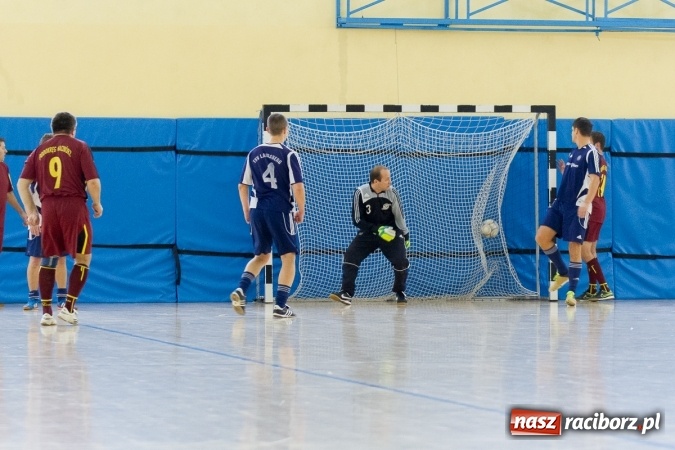 Zdjęcie w galerii na portalu naszraciborz.pl: I Memoriał im. Jana Staniendy w halowej piłce nożnej. Sędziowie podokręgu Racibórz z pucharem wiadomości z regionu