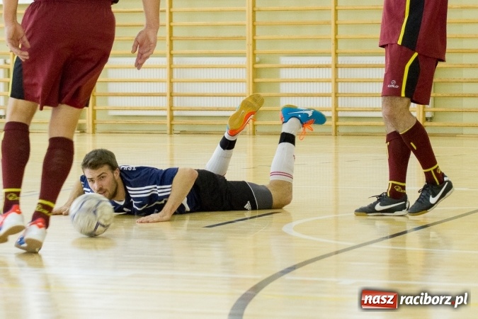 Zdjęcie w galerii na portalu naszraciborz.pl: I Memoriał im. Jana Staniendy w halowej piłce nożnej. Sędziowie podokręgu Racibórz z pucharem wiadomości z regionu