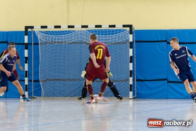 Zdjęcie w galerii na portalu naszraciborz.pl: I Memoriał im. Jana Staniendy w halowej piłce nożnej. Sędziowie podokręgu Racibórz z pucharem wiadomości z regionu
