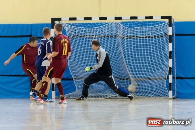 Zdjęcie w galerii na portalu naszraciborz.pl: I Memoriał im. Jana Staniendy w halowej piłce nożnej. Sędziowie podokręgu Racibórz z pucharem wiadomości z regionu