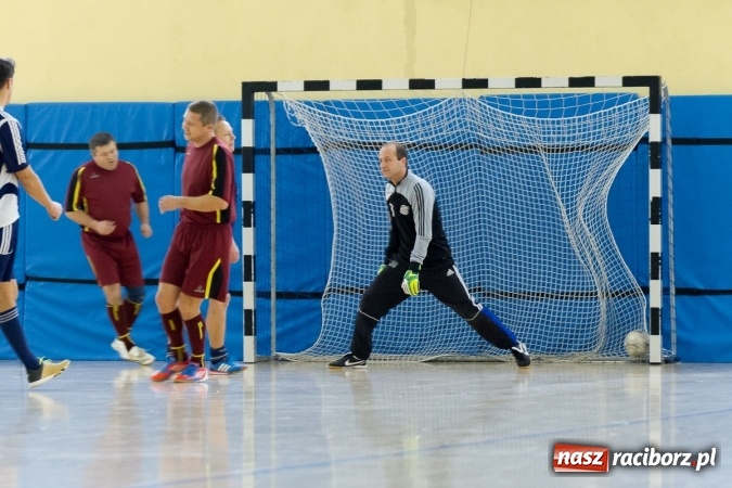 Zdjęcie w galerii na portalu naszraciborz.pl: I Memoriał im. Jana Staniendy w halowej piłce nożnej. Sędziowie podokręgu Racibórz z pucharem wiadomości z regionu