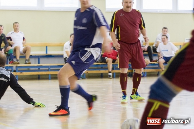 Zdjęcie w galerii na portalu naszraciborz.pl: I Memoriał im. Jana Staniendy w halowej piłce nożnej. Sędziowie podokręgu Racibórz z pucharem wiadomości z regionu
