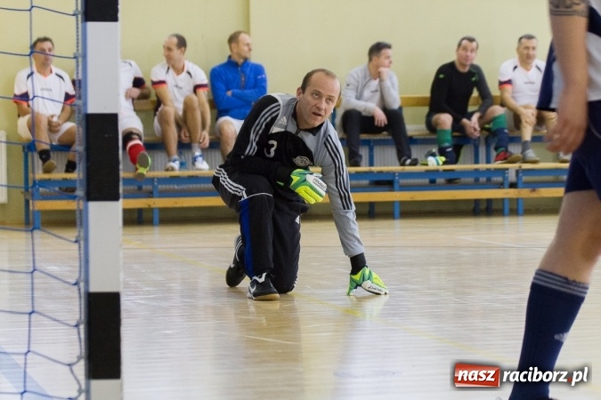 Zdjęcie w galerii na portalu naszraciborz.pl: I Memoriał im. Jana Staniendy w halowej piłce nożnej. Sędziowie podokręgu Racibórz z pucharem wiadomości z regionu