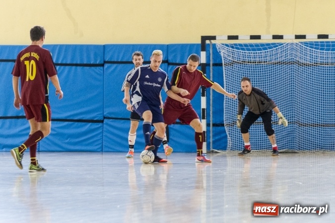 Zdjęcie w galerii na portalu naszraciborz.pl: I Memoriał im. Jana Staniendy w halowej piłce nożnej. Sędziowie podokręgu Racibórz z pucharem wiadomości z regionu