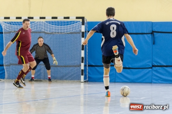 Zdjęcie w galerii na portalu naszraciborz.pl: I Memoriał im. Jana Staniendy w halowej piłce nożnej. Sędziowie podokręgu Racibórz z pucharem wiadomości z regionu