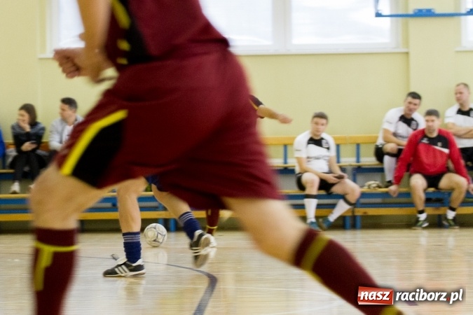 Zdjęcie w galerii na portalu naszraciborz.pl: I Memoriał im. Jana Staniendy w halowej piłce nożnej. Sędziowie podokręgu Racibórz z pucharem wiadomości z regionu