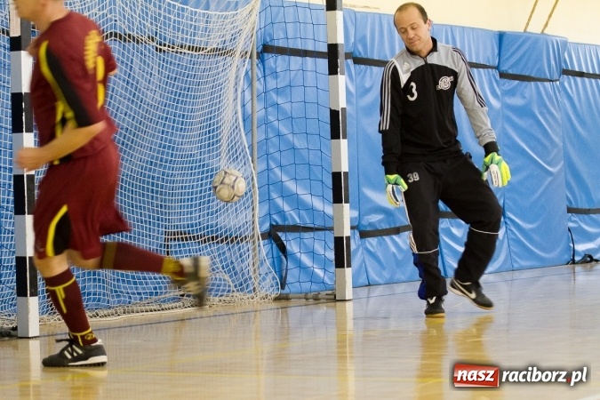 Zdjęcie w galerii na portalu naszraciborz.pl: I Memoriał im. Jana Staniendy w halowej piłce nożnej. Sędziowie podokręgu Racibórz z pucharem wiadomości z regionu