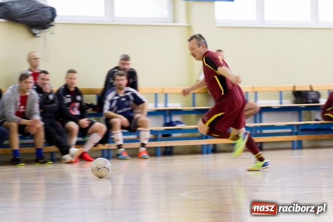 Zdjęcie w galerii na portalu naszraciborz.pl: I Memoriał im. Jana Staniendy w halowej piłce nożnej. Sędziowie podokręgu Racibórz z pucharem wiadomości z regionu