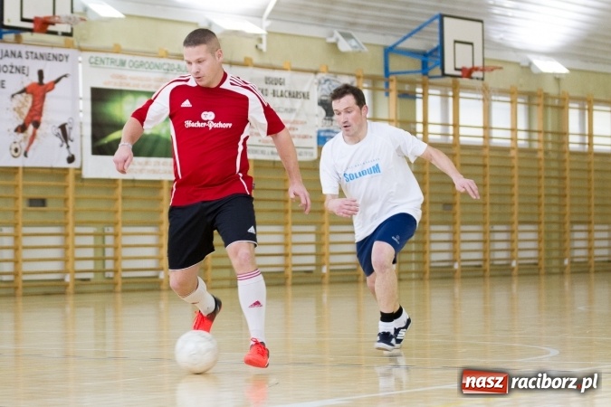 Zdjęcie w galerii na portalu naszraciborz.pl: I Memoriał im. Jana Staniendy w halowej piłce nożnej. Sędziowie podokręgu Racibórz z pucharem wiadomości z regionu