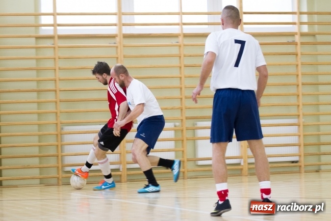 Zdjęcie w galerii na portalu naszraciborz.pl: I Memoriał im. Jana Staniendy w halowej piłce nożnej. Sędziowie podokręgu Racibórz z pucharem wiadomości z regionu