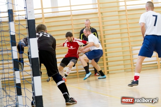 Zdjęcie w galerii na portalu naszraciborz.pl: I Memoriał im. Jana Staniendy w halowej piłce nożnej. Sędziowie podokręgu Racibórz z pucharem wiadomości z regionu