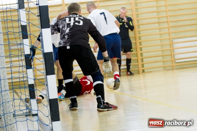 Zdjęcie w galerii na portalu naszraciborz.pl: I Memoriał im. Jana Staniendy w halowej piłce nożnej. Sędziowie podokręgu Racibórz z pucharem wiadomości z regionu