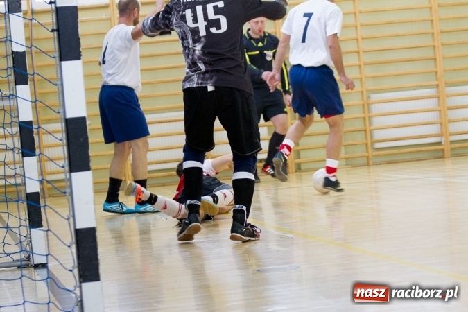 Zdjęcie w galerii na portalu naszraciborz.pl: I Memoriał im. Jana Staniendy w halowej piłce nożnej. Sędziowie podokręgu Racibórz z pucharem wiadomości z regionu