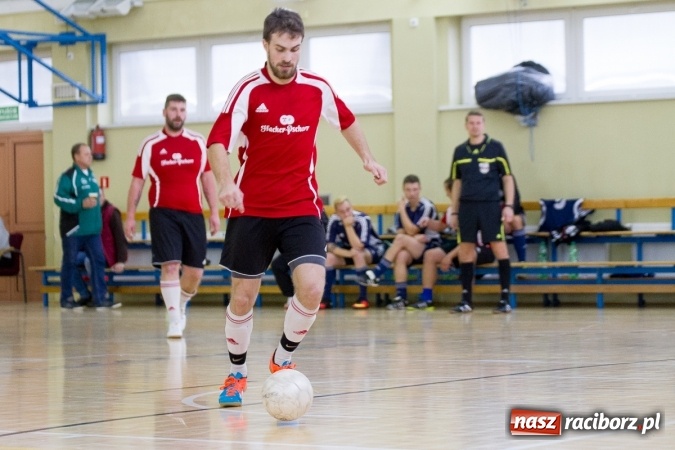 Zdjęcie w galerii na portalu naszraciborz.pl: I Memoriał im. Jana Staniendy w halowej piłce nożnej. Sędziowie podokręgu Racibórz z pucharem wiadomości z regionu