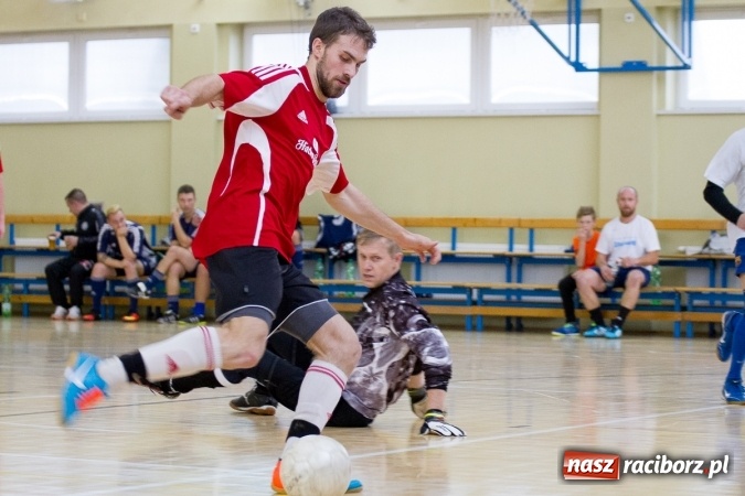 Zdjęcie w galerii na portalu naszraciborz.pl: I Memoriał im. Jana Staniendy w halowej piłce nożnej. Sędziowie podokręgu Racibórz z pucharem wiadomości z regionu