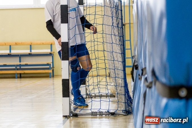 Zdjęcie w galerii na portalu naszraciborz.pl: I Memoriał im. Jana Staniendy w halowej piłce nożnej. Sędziowie podokręgu Racibórz z pucharem wiadomości z regionu