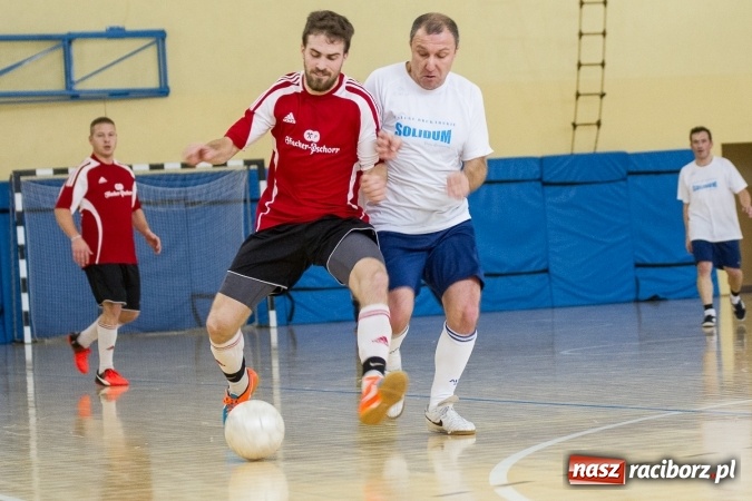 Zdjęcie w galerii na portalu naszraciborz.pl: I Memoriał im. Jana Staniendy w halowej piłce nożnej. Sędziowie podokręgu Racibórz z pucharem wiadomości z regionu
