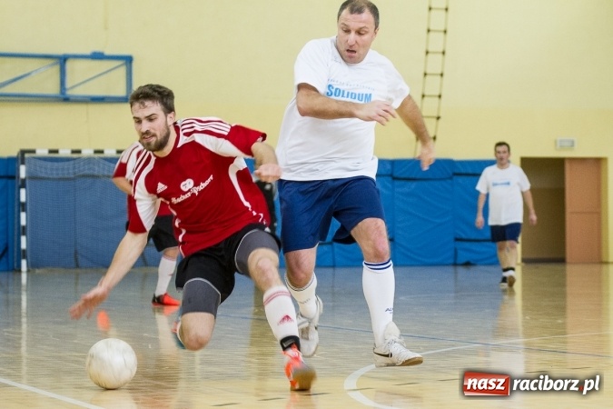 Zdjęcie w galerii na portalu naszraciborz.pl: I Memoriał im. Jana Staniendy w halowej piłce nożnej. Sędziowie podokręgu Racibórz z pucharem wiadomości z regionu