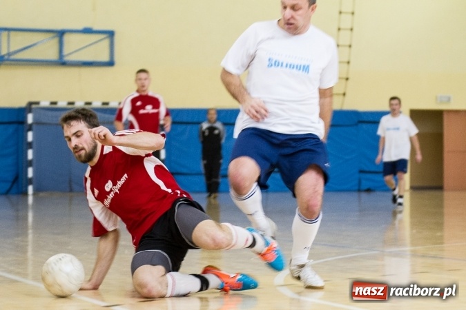 Zdjęcie w galerii na portalu naszraciborz.pl: I Memoriał im. Jana Staniendy w halowej piłce nożnej. Sędziowie podokręgu Racibórz z pucharem wiadomości z regionu