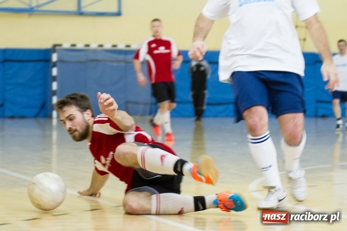 Zdjęcie w galerii na portalu naszraciborz.pl: I Memoriał im. Jana Staniendy w halowej piłce nożnej. Sędziowie podokręgu Racibórz z pucharem wiadomości z regionu