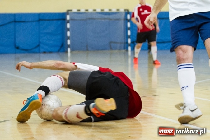 Zdjęcie w galerii na portalu naszraciborz.pl: I Memoriał im. Jana Staniendy w halowej piłce nożnej. Sędziowie podokręgu Racibórz z pucharem wiadomości z regionu