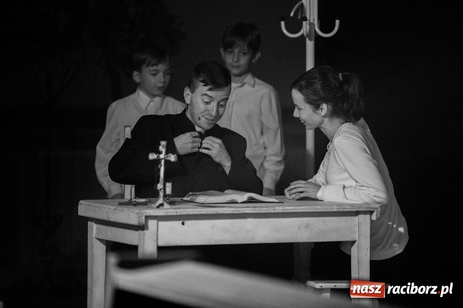 Zdjęcie w galerii na portalu naszraciborz.pl: Spektakl o życiu błogosławionego ks. Jerzego Popiełuszki w kościele na Ocicach wiadomości z regionu