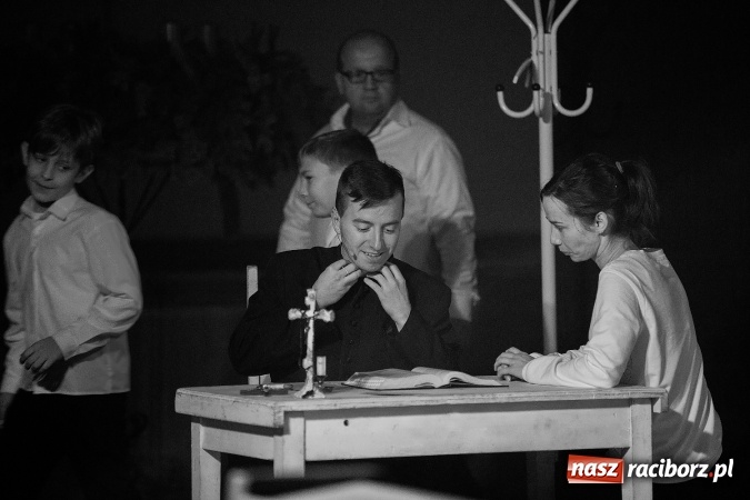 Zdjęcie w galerii na portalu naszraciborz.pl: Spektakl o życiu błogosławionego ks. Jerzego Popiełuszki w kościele na Ocicach wiadomości z regionu